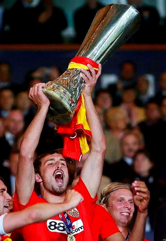 包含塞维利亚抢分成功，保持联赛不败的词条