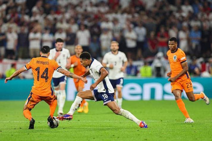 包含波兰主场惨败，小组出线形势严峻的词条