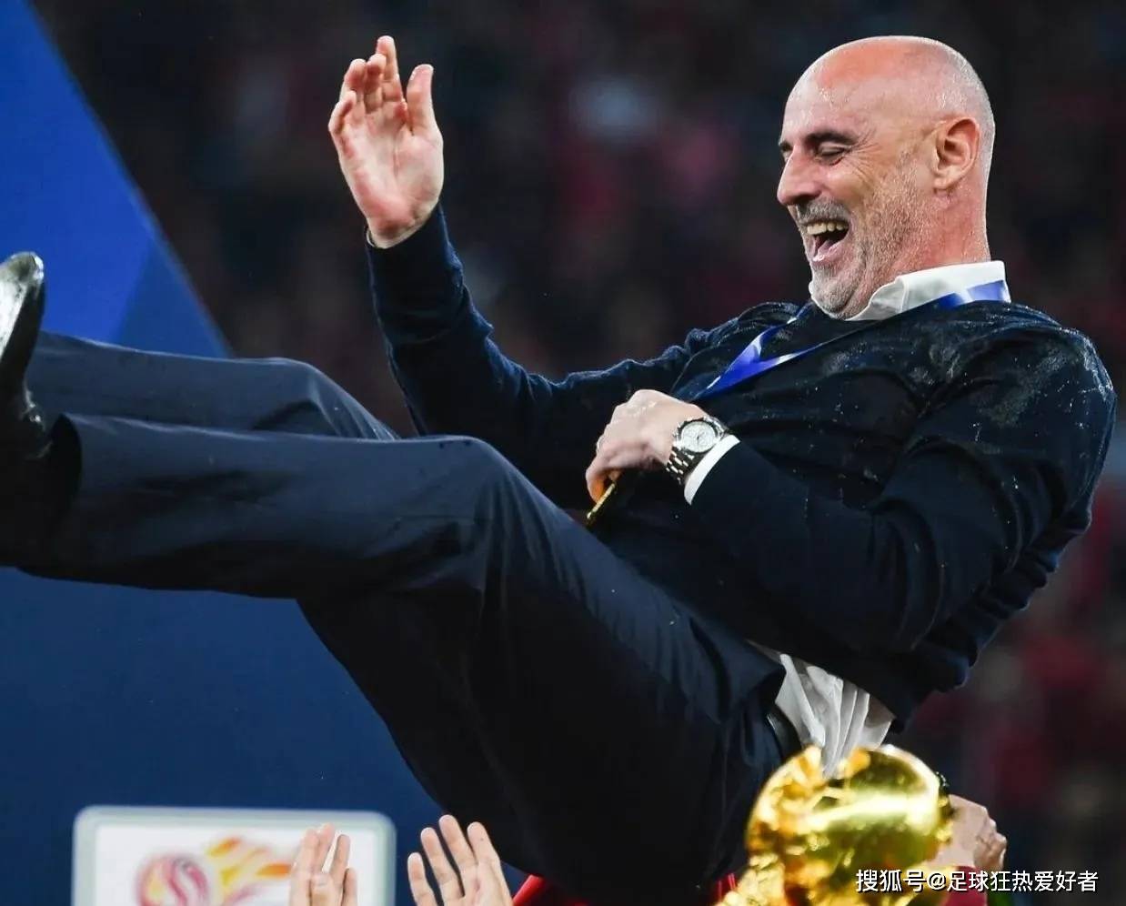 包含沙尔克再夺胜利，激发球队士气与信心的词条